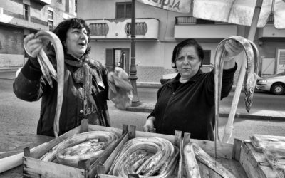 Pescivendole per strada a Bagnara